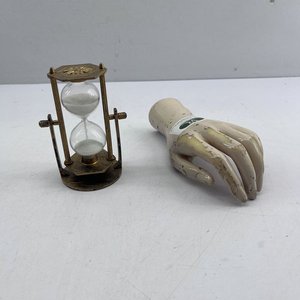 Reloj de Arena Decorativo con Estructura Dorada y Mano de Maniquí - imagen 1