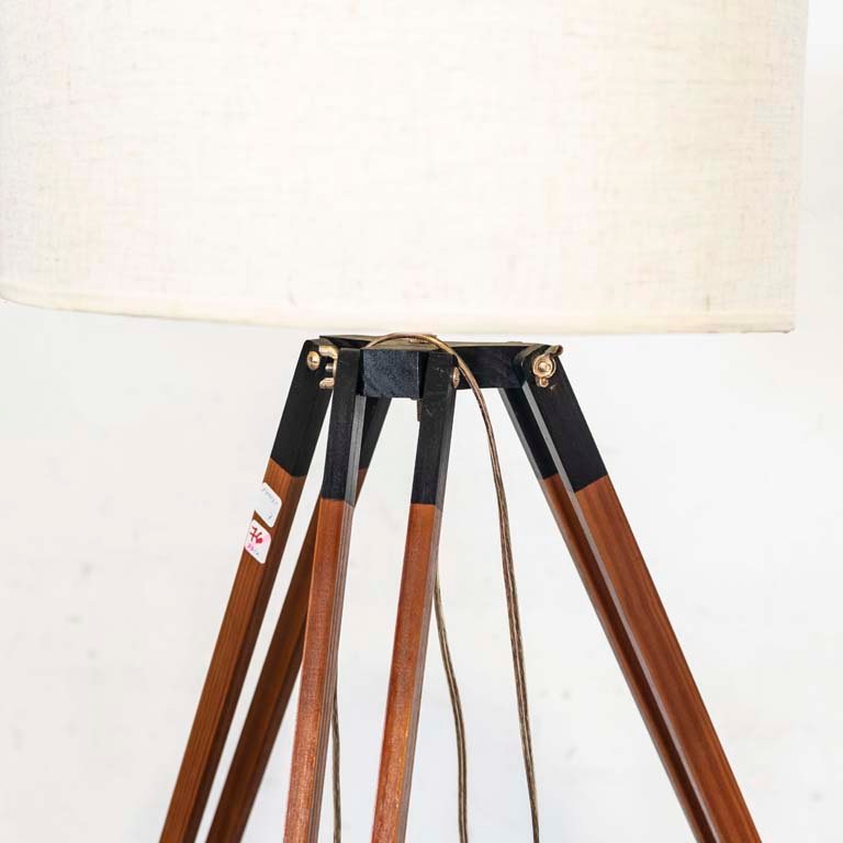 Lámpara de pie con pantalla y pie tripode de madera - imagen 2