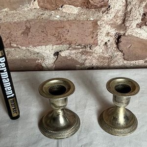 Par de Veladores de Platina con Base Repujada - imagen 1