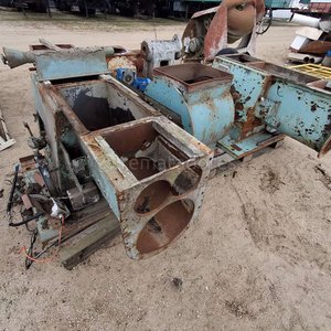 Lote siguiente: Máquina Industrial Antigua de Metal Color Celeste