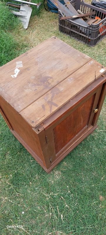 Mesa de noche con puerta en buen estado - imagen 5