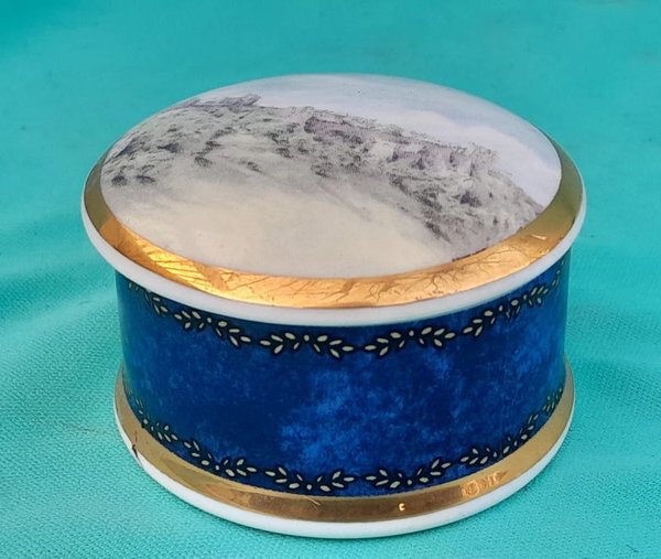 Pequeño alhajero coleccionable de porcelana con escena campestres y castillos - imagen 1