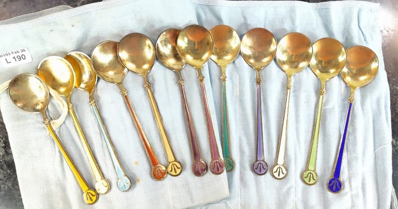 Lote siguiente: 12 majestuosas cucharas de mermelada en plata noruega esmaltados