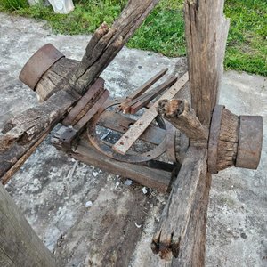 Masas, rayos, aros de rueda, elásticos, eje y más accesorios antiguos de carreta - imagen 8