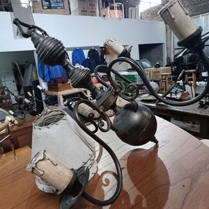 Lote siguiente: Araña de Bronce Antigua con 4 Luces