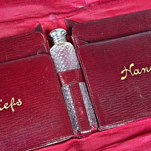 Cartera Inglesa de Cuero para Guantes con Pinza, Perfumero de Cristal, Plata y Carey - imagen 7