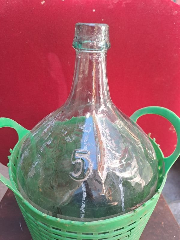 Botella de vino antigua con canasta sano - imagen 3
