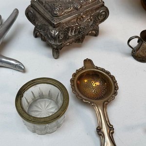 Lote Variado: Candelabros de Bronce, Joyeros Plateados y Utensilios - imagen 2