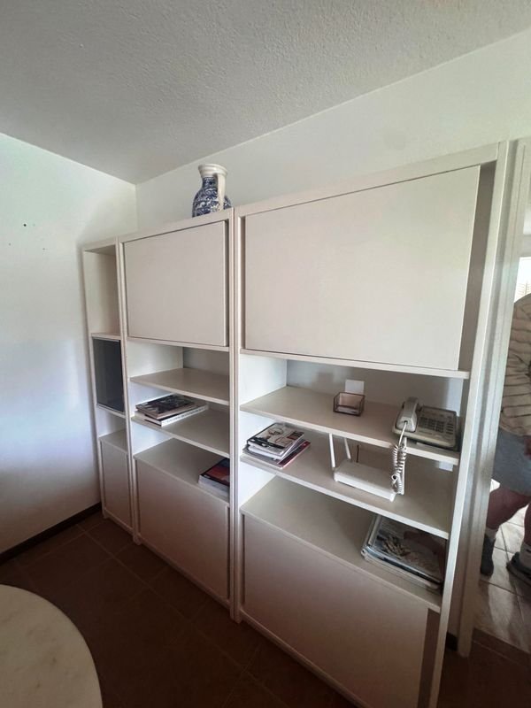 Aparador de diseño moderno con estanterías y puerta de vidrio - imagen 5
