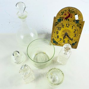 Lote de 7 piezas: Reloj de pared, botellón, hielera y perfumeros de vidrio - imagen 2