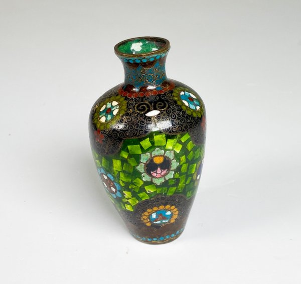 Lote siguiente: Vaso de cristal con diseño floral y esmalte bronce