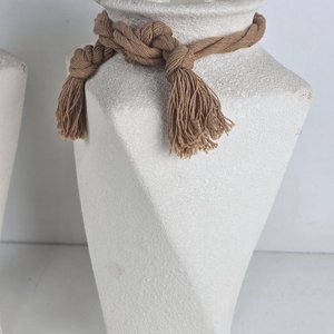 Par de Jarrones Decorativos Altos Blancos con Detalle de Soga - imagen 3