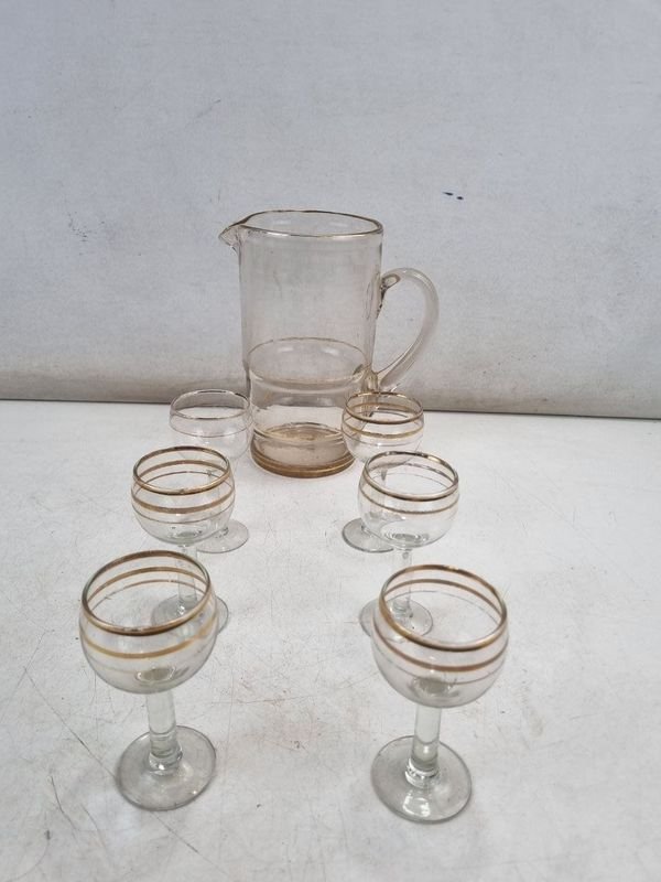 Set de Jarra y 6 Copas de Vidrio con Bandas Doradas