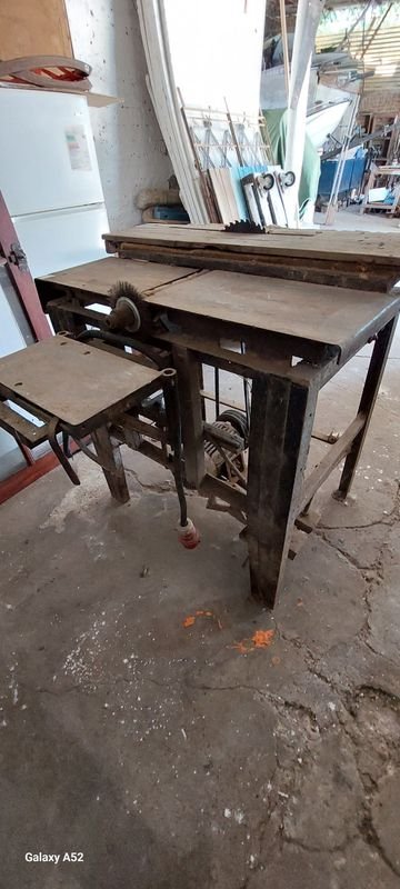 Mesa de trabajo trifásica en madera con diseño antiguo - imagen 2