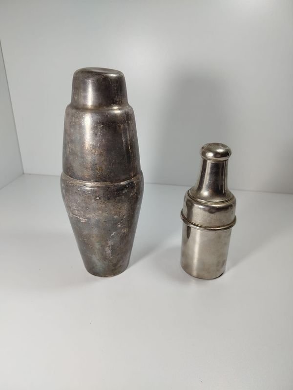 Lote siguiente: Cocteleras antiguas de metal para hacer tragos