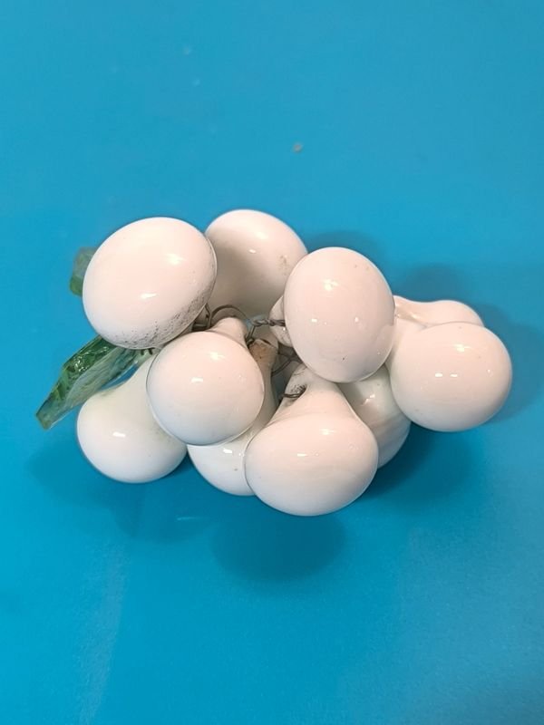 Racimo de uvas decorativo en vidrio blanco - imagen 3