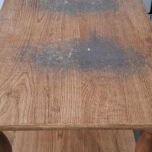 Mesa Auxiliar de Madera con Dos Niveles y Patas Torneadas - imagen 4
