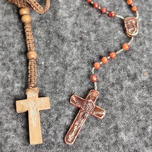 Dos Rosario de Madera y Piedra con Cruces - imagen 2