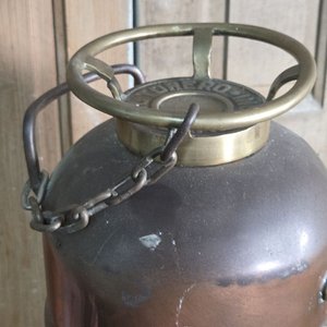 Antiguo Extintor de Incendios de Cobre con Manija y Cadena - imagen 3