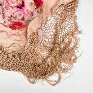 Mantón de seda bordado y decorado ,con flecos - imagen 5