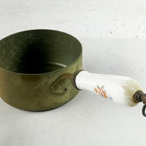 Olla Antigua de Cobre con Asa de Cerámica Decorada - imagen 1