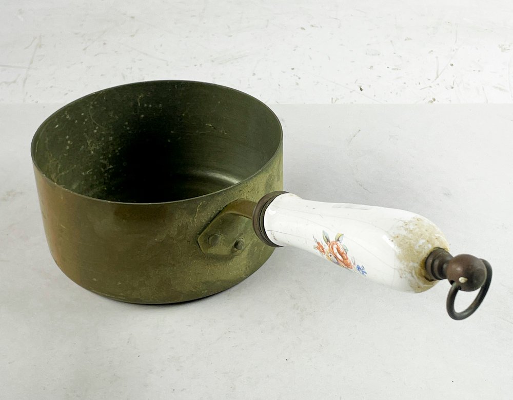 Olla Antigua de Cobre con Asa de Cerámica Decorada