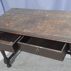 Escritorio de Madera con Patas Torneadas y Dos Cajones con Llave - imagen 3