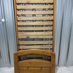 Lote anterior: Cama de Una Plaza de Madera Desarmada