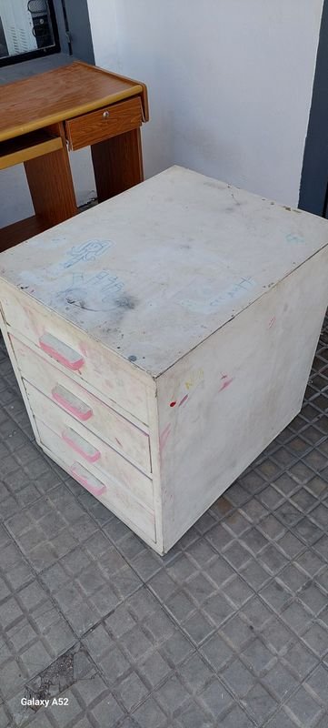 Mueble de madera en mal estado con cajones - imagen 4