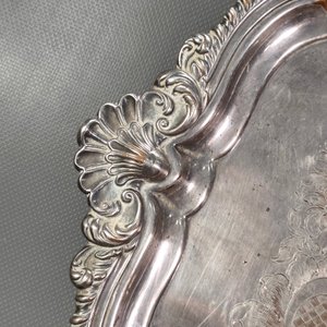 Bandeja Antigua "Chief Sheffield" en Plata Sellada, Diseño en Relieve - imagen 3