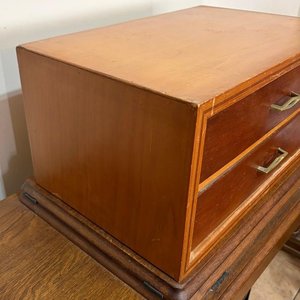 Lote anterior: Mesa de Luz de Madera con Dos Cajones