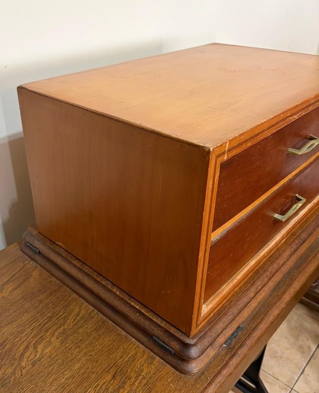 Mesa de Luz de Madera con Dos Cajones