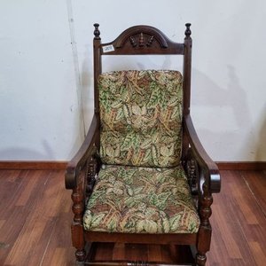 Lote anterior: Antigua Silla Mecedora Victoriana de Madera con Respaldo Tallado y Tapizado Floral
