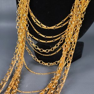 Collar Dorado Multicapa con Diseños Variados de Cadenas - imagen 5