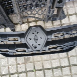 Lote de 32 Piezas de Autopartes: Caretas, Guardabarros y Más - imagen 4