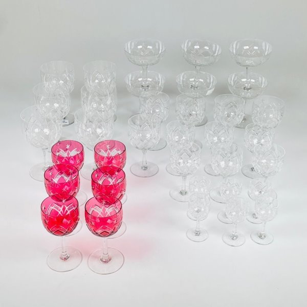 Lote de 35 Copas de Cristal Nancy Talladas Hialinas y Rojas