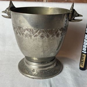 Hielera Antigua de Platina con Asas Decorativas - imagen 1