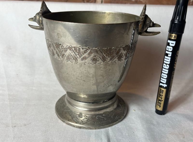 Hielera Antigua de Platina con Asas Decorativas
