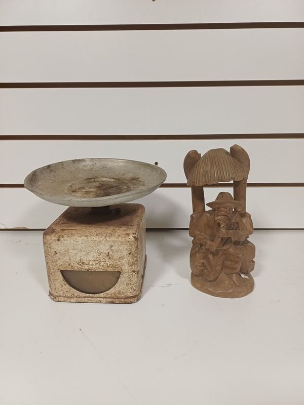 Balanza Antigua con Plato de Aluminio y Talla de Madera