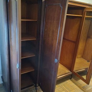 Importante Roper de Madera Lustrada con Espejos y Cajonera - imagen 4