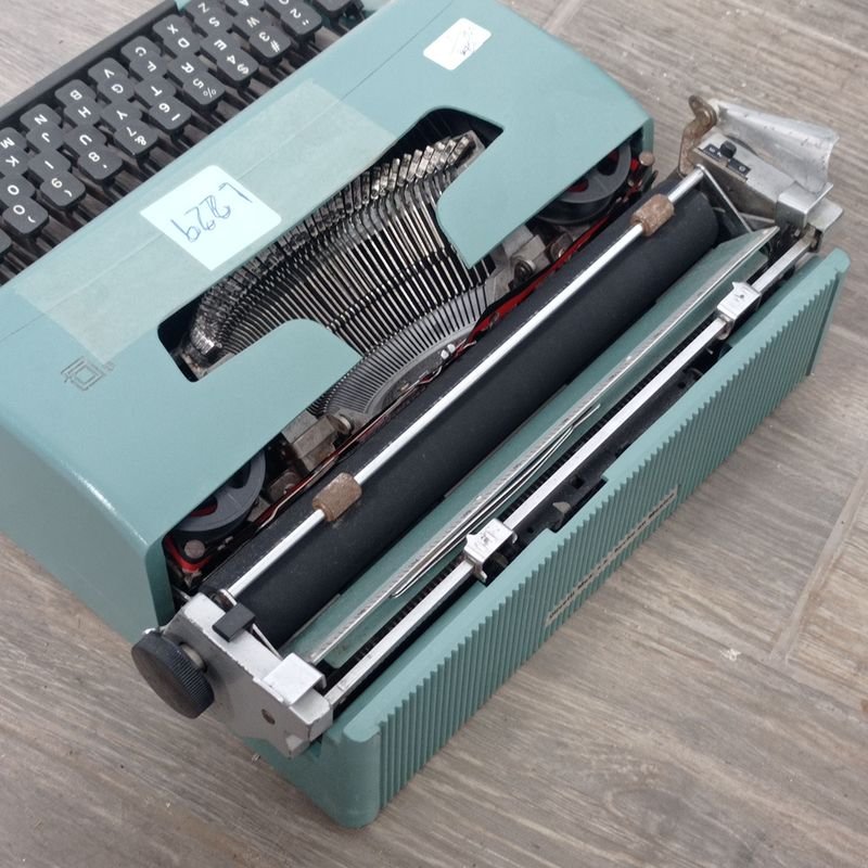 Maquina de escribir Olivetti Lettera 32 con estuche - imagen 3