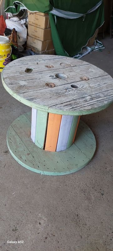 Mesa de carretel en madera con diseño colorido - imagen 4