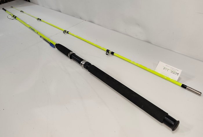 Lote siguiente: Caña de Pesca con Reel Portátil y Detalle en Pasa Hilos