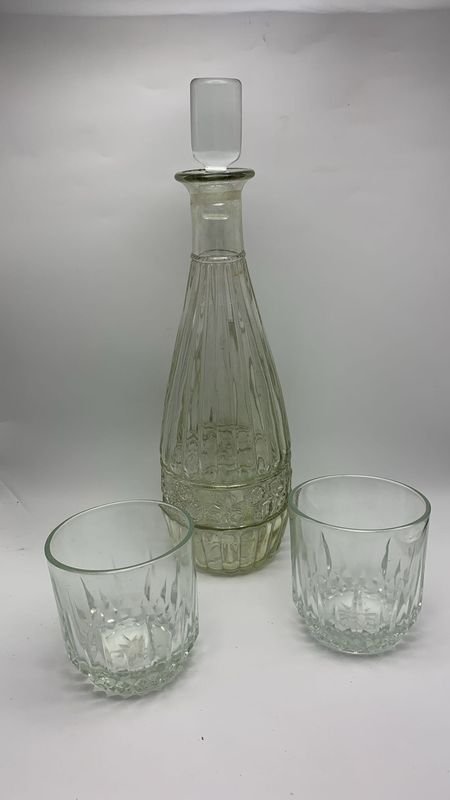 Botellón antiguo en cristal y dos vasos - imagen 1