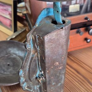 Balanza Antigua de Cocina con Plato Metálico Ornamentado - imagen 7