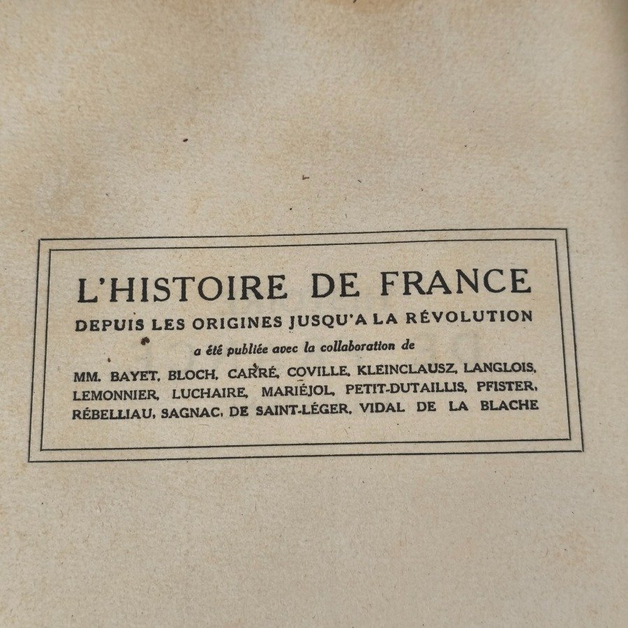 Libros antiguos y modernos, con detalles de estilo y materiales - imagen 14