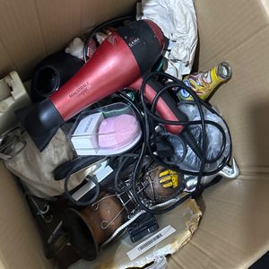 Lote siguiente: Caja con Varios Artículos Eléctricos y Objetos Varios
