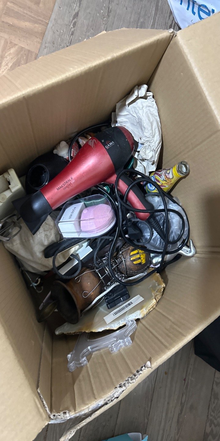 Caja con Varios Artículos Eléctricos y Objetos Varios