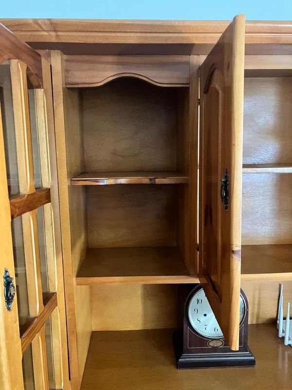 Gran Mueble de Cristalero-Madera con Relojes y Estanterías - imagen 10