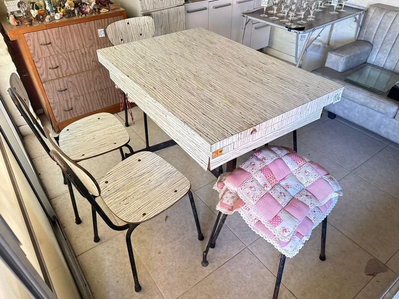 Lote anterior: Mesa de comedor extensible y sillas